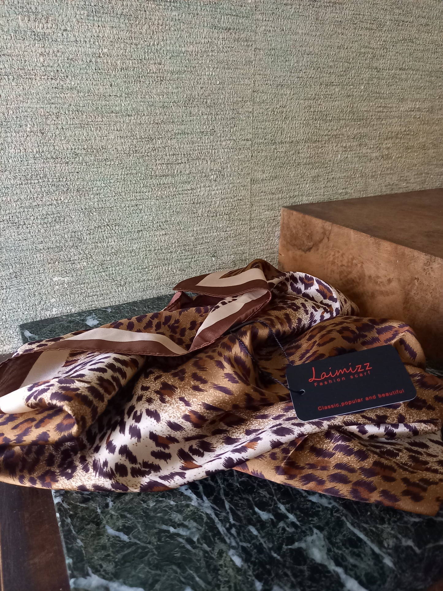 COSMOS - Foulard carré 90x90 soie effet léopard chic intemporel