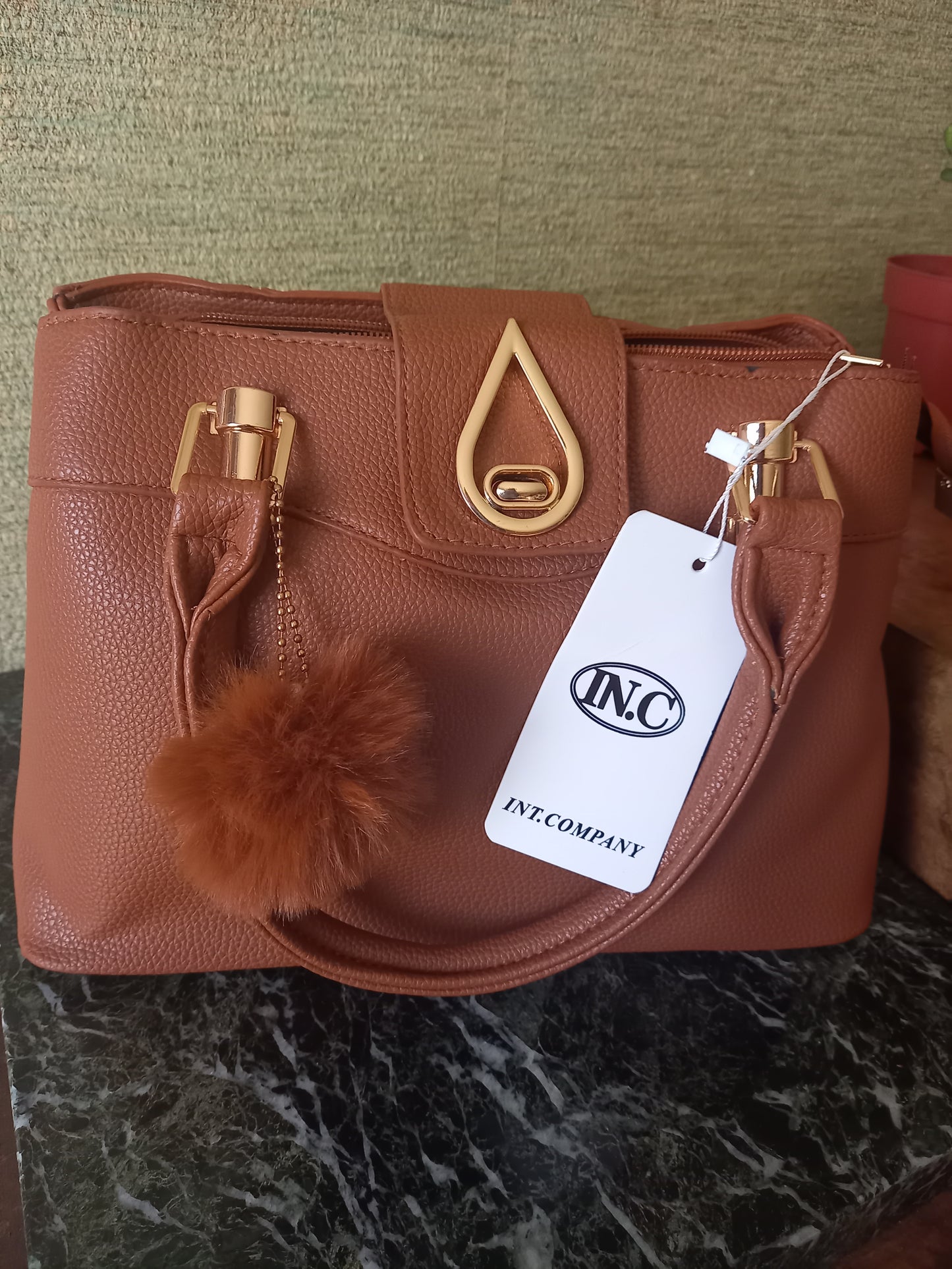 SAC A MAIN ELEGANT AVEC POMPON ET BANDOULIERE