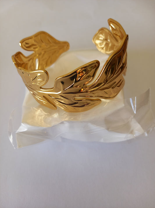 Bracelet manchette feuilles gravées élégance nature intemporelle chic